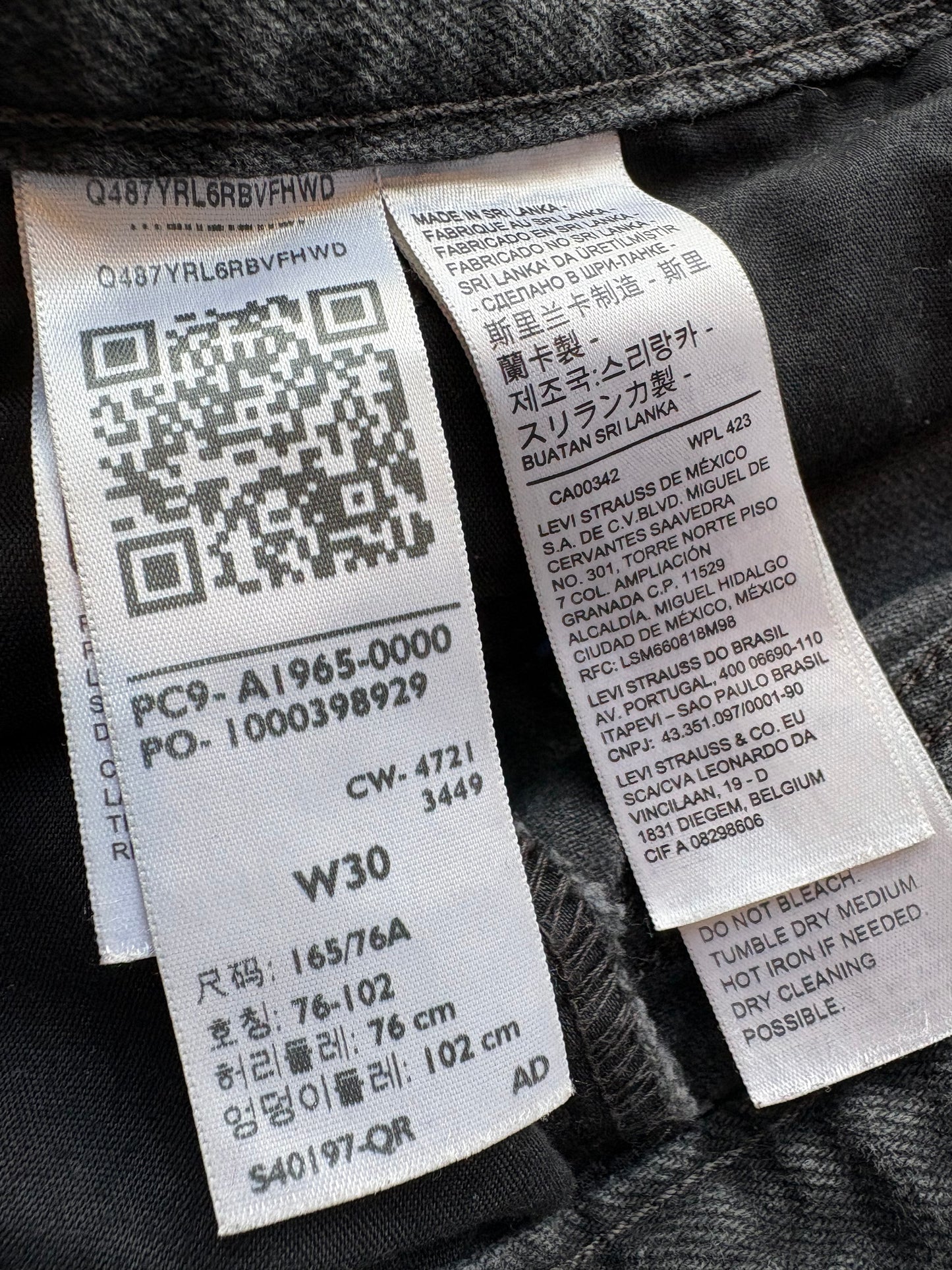 Levi's High Waisted Mom Shorts - 30