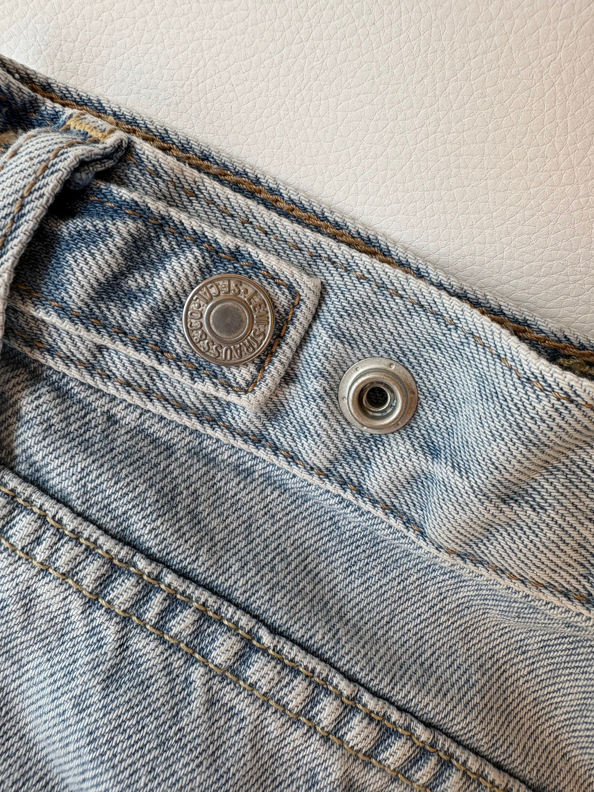 Levi's Cinch Shorts - 28