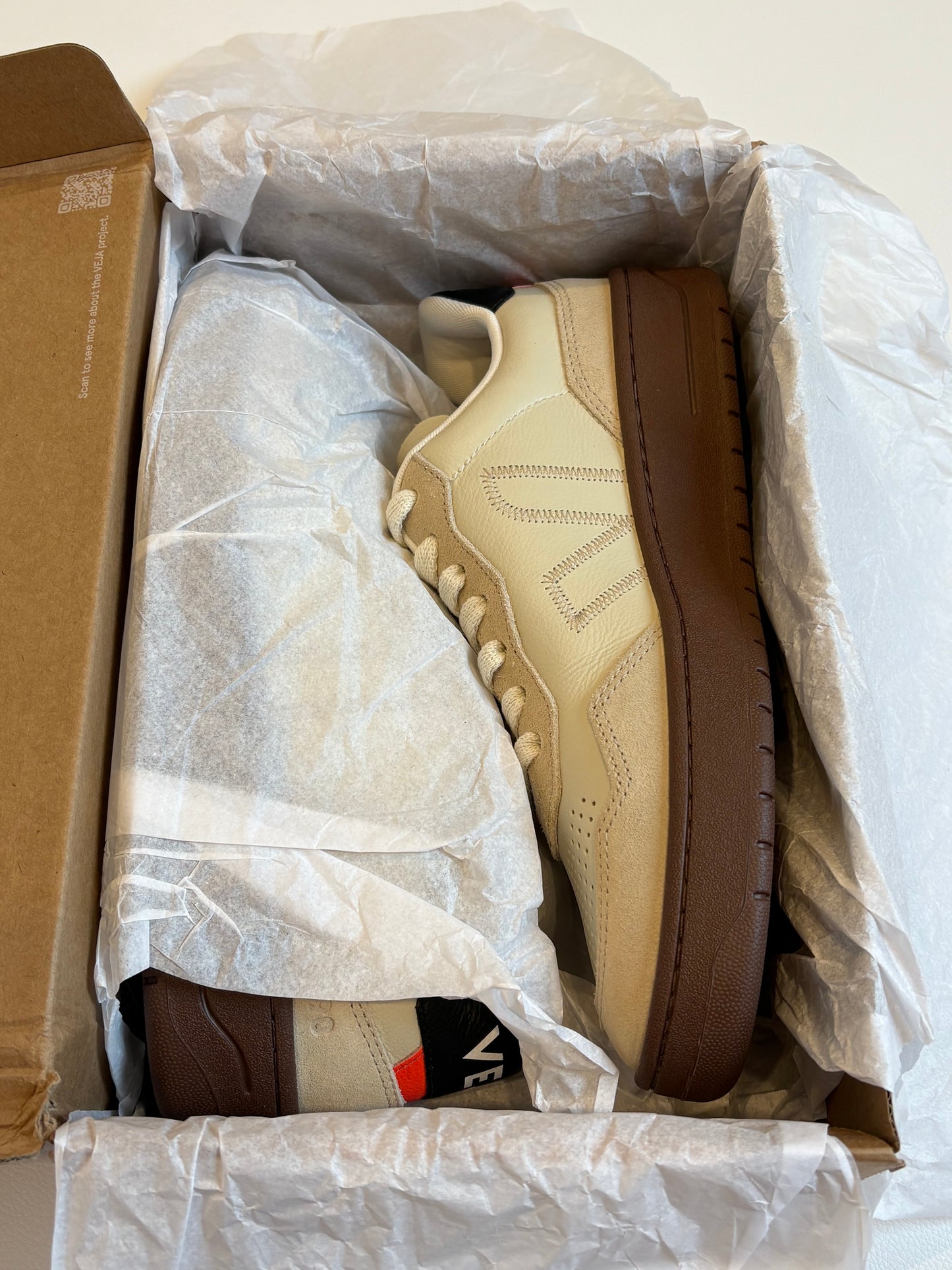 Veja V-90 ZZ O.T Leather – Pierre Almond Black - 40 (RRP $299)