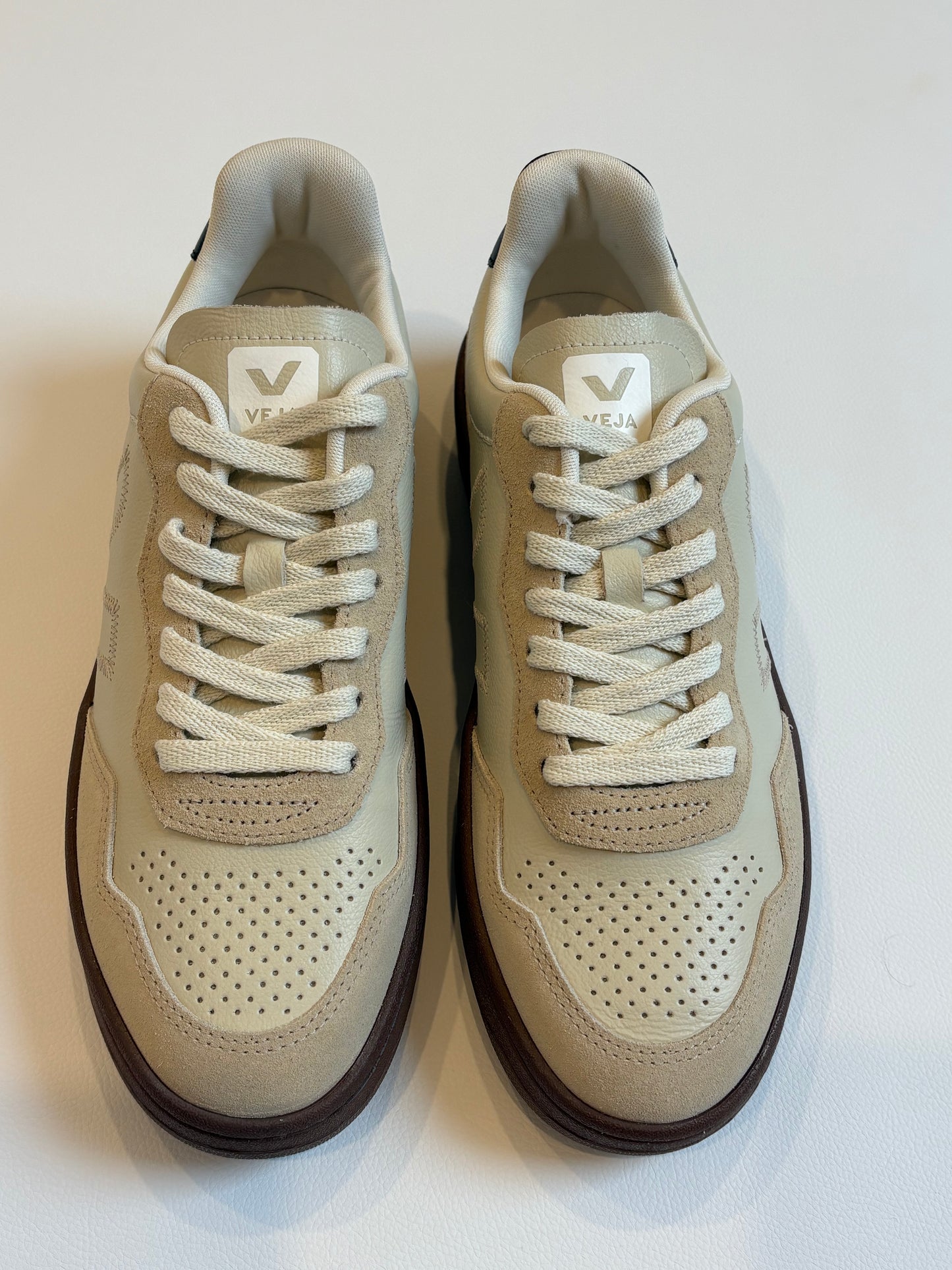 Veja V-90 ZZ O.T Leather – Pierre Almond Black - 40 (RRP $299)