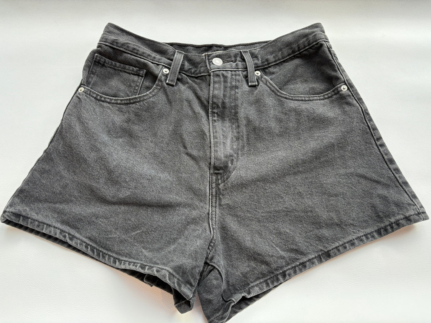 Levi's High Waisted Mom Shorts - 30