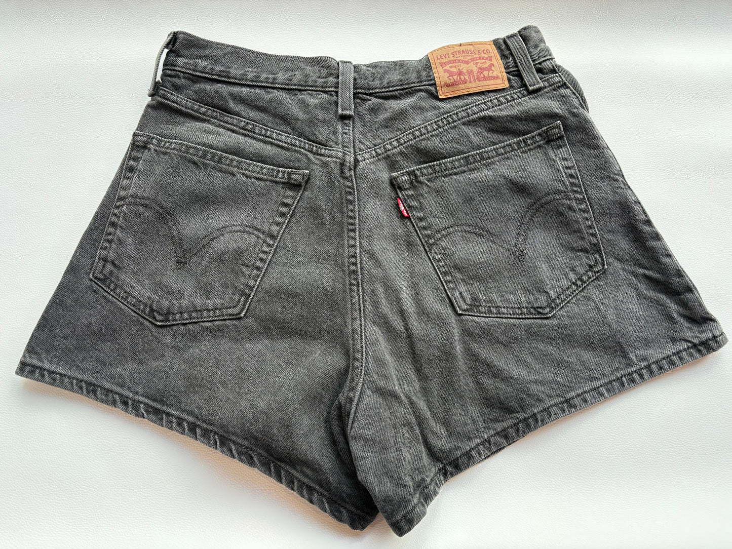 Levi's High Waisted Mom Shorts - 30